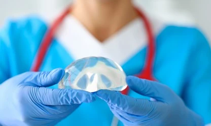 Quais são os tipos de implantes usados na mamoplastia?